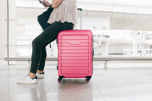 růžový kufr, čekání, letiště
